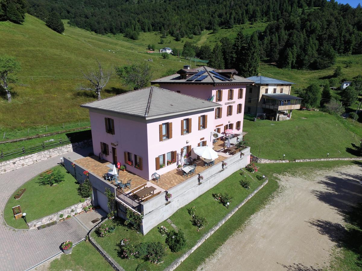 Albergo Alpino Da Tullio Avio Exteriör bild